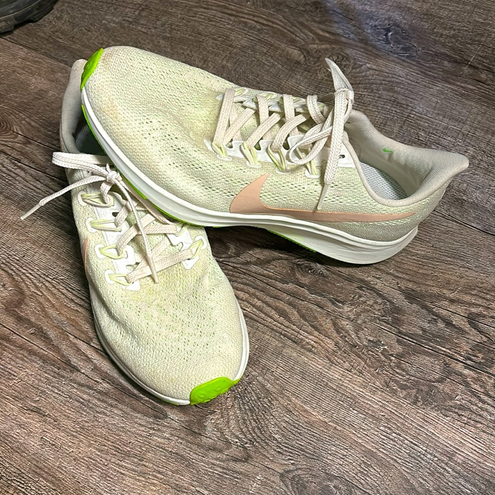 Woman Nike Zoom’s. Size 7.5